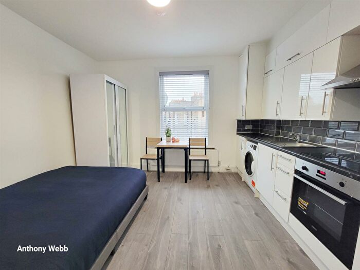 Studio To Rent In Essex Road, Islington, N1