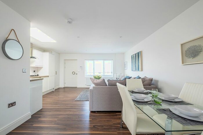 2 Bedroom Flat To Rent In Brondesbury Road, London, NW6