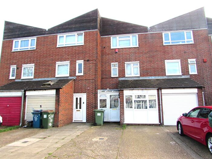 5 Bedroom Terraced House For Sale In Montrose Road, Harrow Wealdstone, Middlesex, HA3
