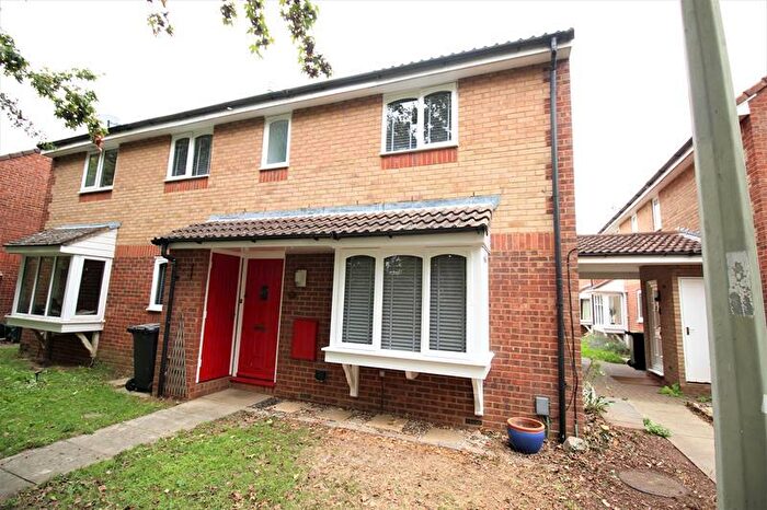 2 Bedroom Cluster House To Rent In Honeysuckle Way, Bedford, MK41