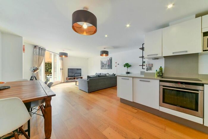 3 Bedroom Flat To Rent In Pavillion House, Water Gardens Square, London, SE16