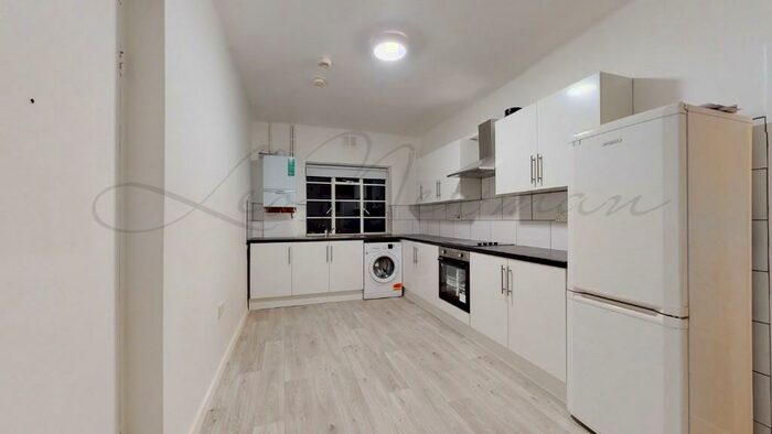 3 Bedroom Flat To Rent In Woodford Road, London, E18