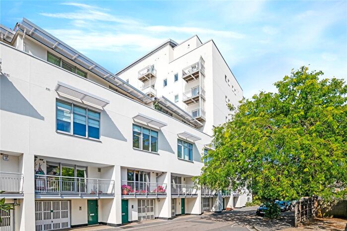 2 Bedroom Flat For Sale In Vineyard Path, London, SW14
