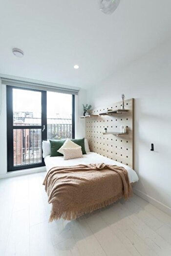 Studio To Rent In Commercial Road, London, E14