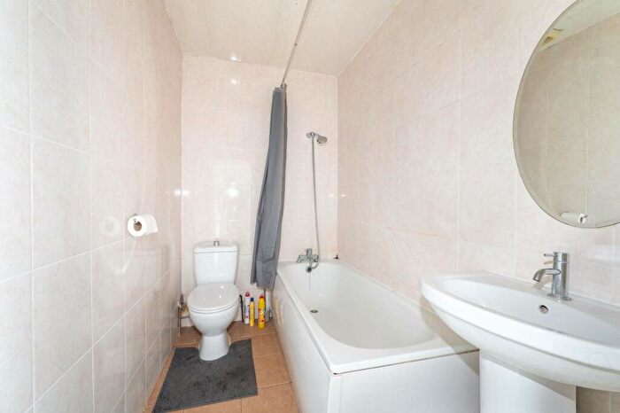 2 Bedroom Flat For Sale In Maybank Avenue, North Wembley, Wembley, HA0