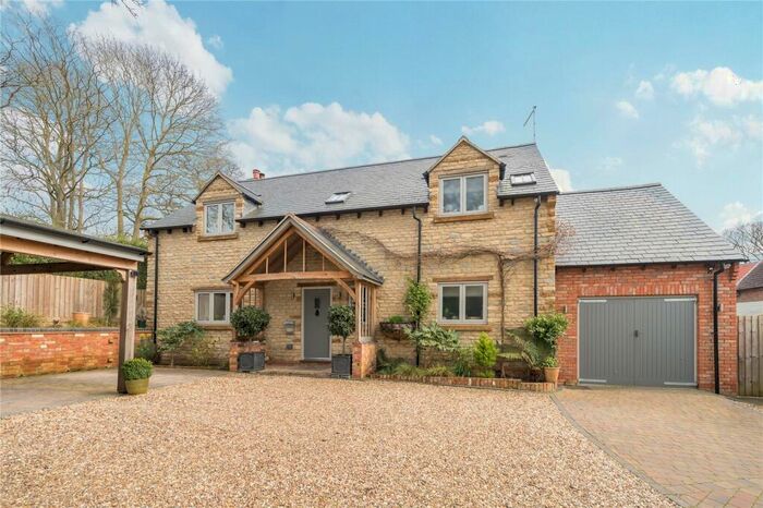 4 Bedroom Detached House For Sale In Newport Pagnell Road, Horton, Northamptonshire, NN7