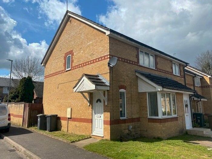 3 Bedroom Semi-Detached House To Rent In Larkspur Gardens, Luton, LU4
