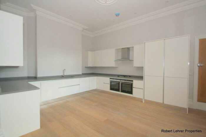 3 Bedroom Flat To Rent In Courtyard, The Ridgeway, Mill Hill, NW7