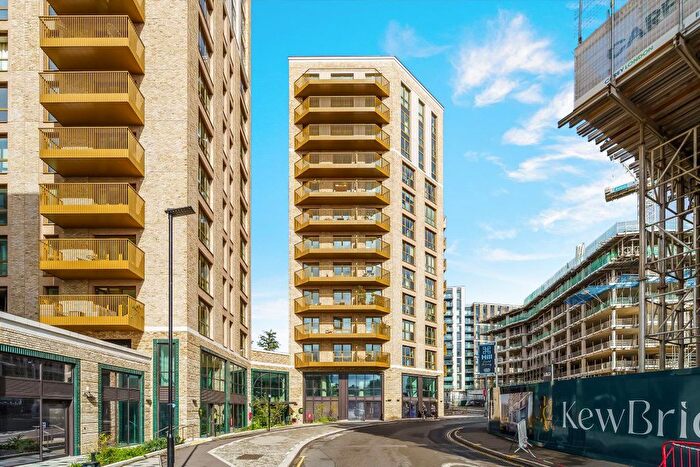 1 Bedroom Flat To Rent In Capital Interchange Way, Brentford, TW8