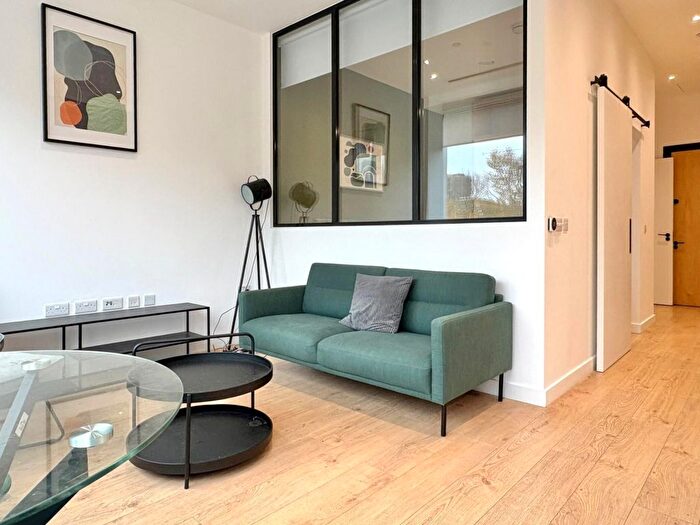 1 Bedroom Flat To Rent In Great West Road, Brentford, TW8