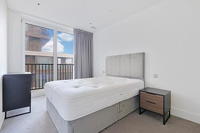 3 Bedroom Flat To Rent In Gartons Way, London, SW11