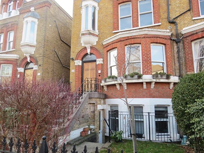2 Bedroom Flat To Rent In The Gardens, East Dulwich, London, SE22