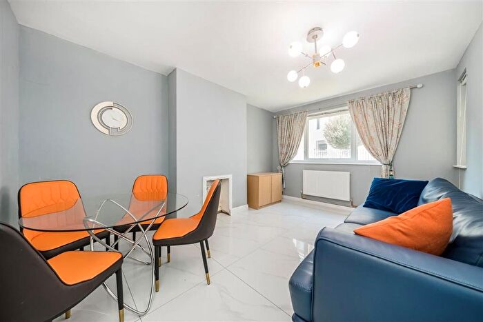 3 Bedroom Flat To Rent In Colville Estate, London, N1