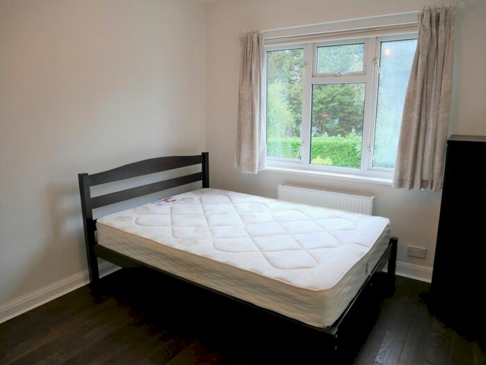 3 Bedroom Flat To Rent In Oaklands Road, Hanwell, W7