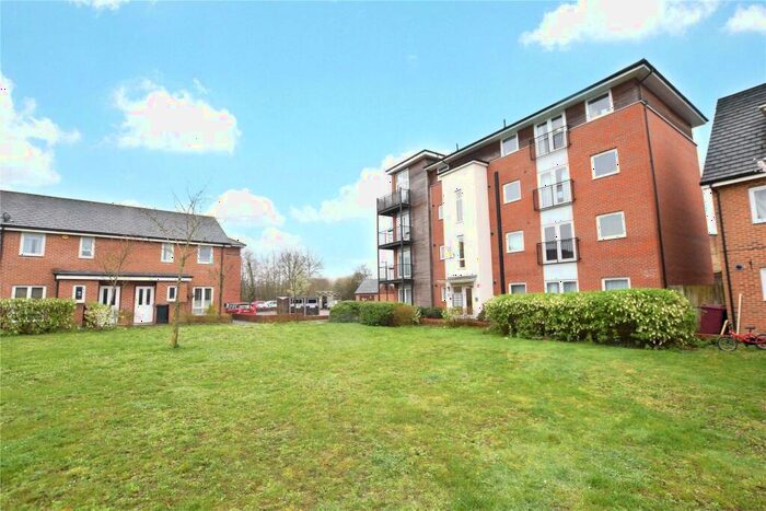 2 Bedroom Apartment For Sale In Mead Close, Caversham, Berkshire, RG4