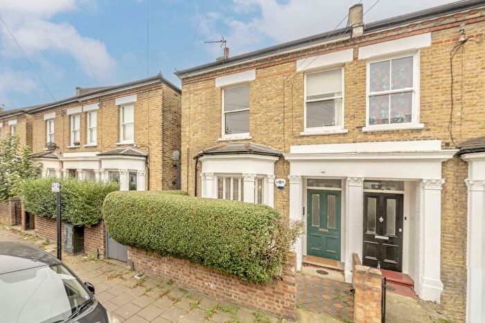 2 Bedroom Flat To Rent In Dalberg Road, London, SW2