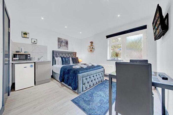 Studio To Rent In Fawns Manor Close, Feltham, TW14