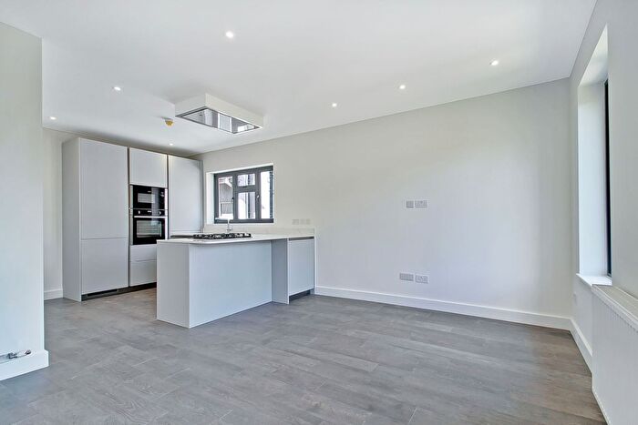 3 Bedroom Flat To Rent In Hendon Way, Golders Green, NW2