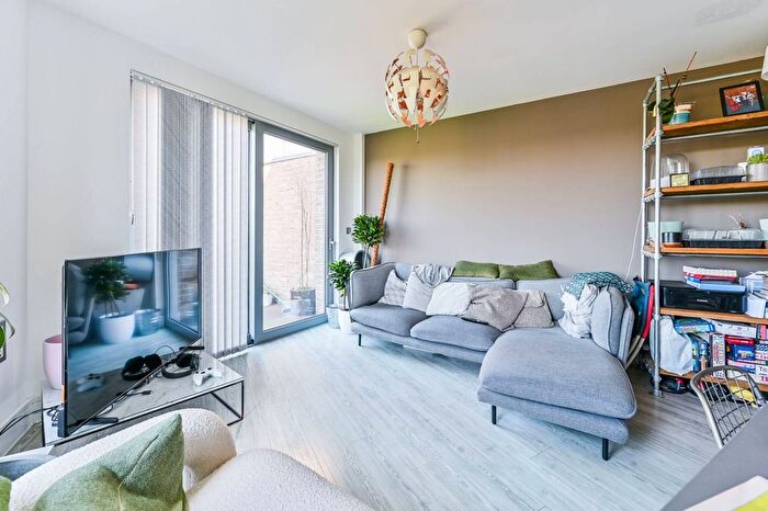 3 Bedroom Flat To Rent In Boleyn Road, Dalston, London, N16