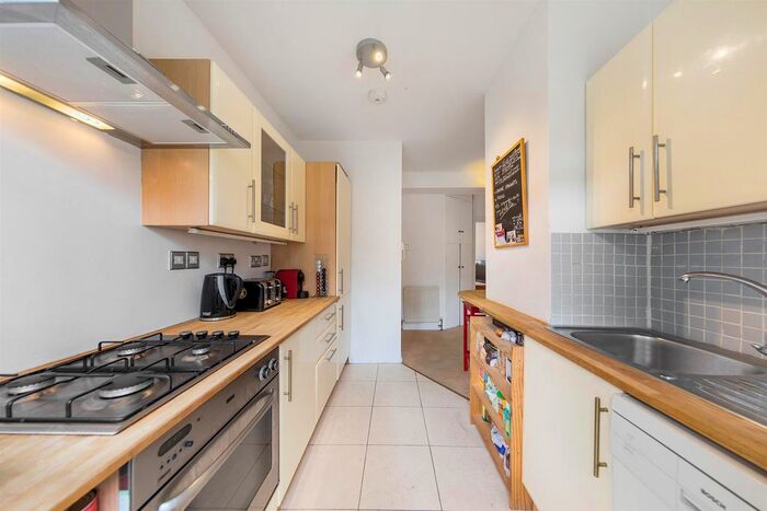 2 Bedroom Flat To Rent In Poynders Road, London, SW4