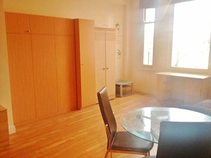 Apartment To Rent In Essex House, Temple Street, B2