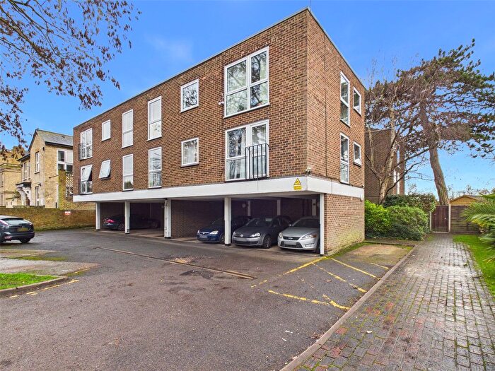2 Bedroom Flat For Sale In Uxbridge Road, Hampton Hill, TW12