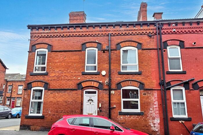 4 Bedroom End Terrace House For Sale In Bayswater Crescent, Leeds, LS8