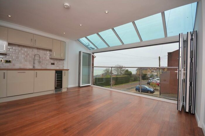 4 Bedroom Town House To Rent In Cliff Road, Cowes, PO31