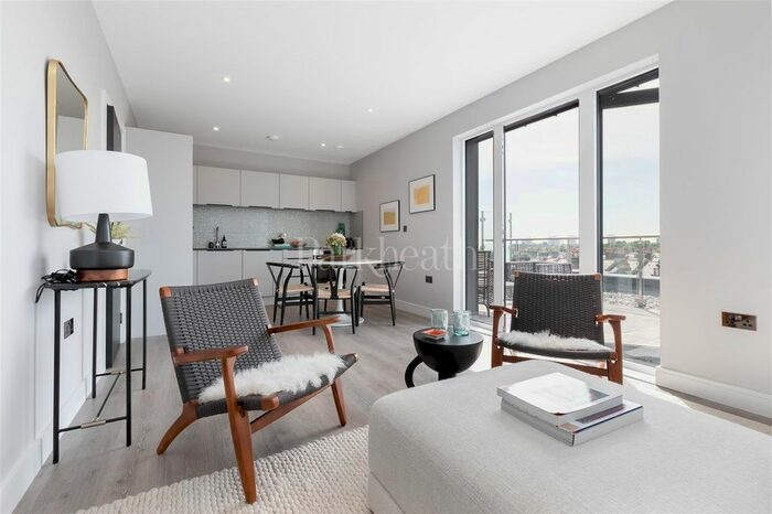 3 Bedroom Flat To Rent In Kilburn Lane, London, W10