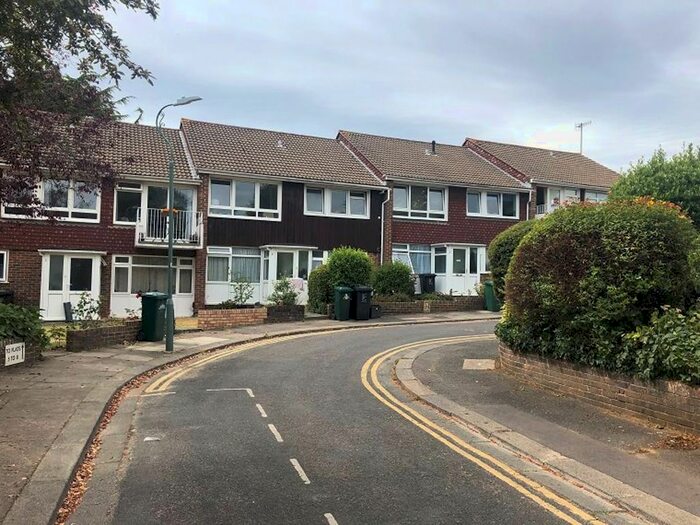 2 Bedroom Flat To Rent In Caisters Close, Hove, BN3