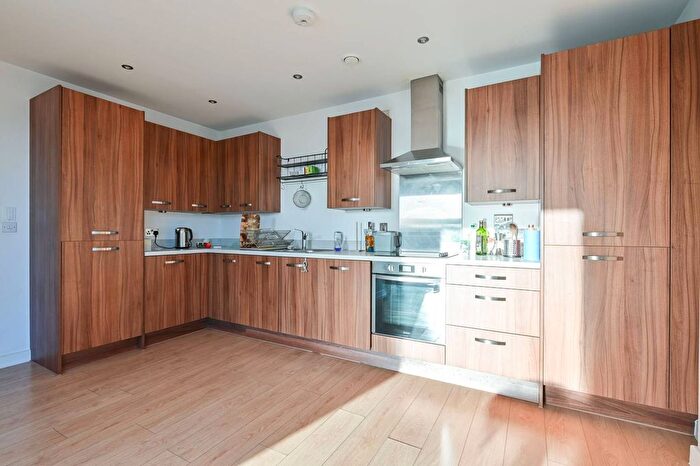 2 Bedroom Flat To Rent In Edmund Street, Camberwell, London, SE5