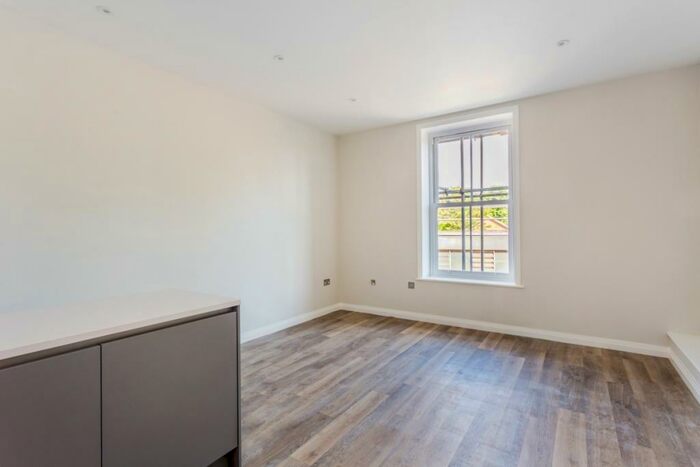 2 Bedroom Apartment To Rent In Oatlands Drive Weybridge, KT13