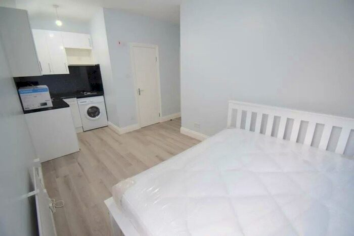 Studio To Rent In Kingsland Road, London, E8
