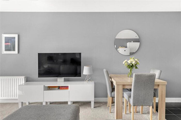 2 Bedroom Flat For Sale In Jubilee Avenue, Highams Park, London, E4