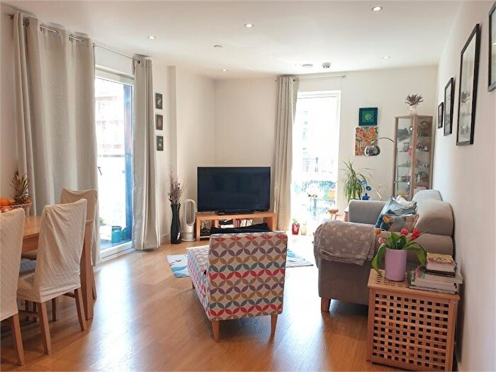 2 Bedroom Flat For Sale In Railway Terrace, Slough, SL2