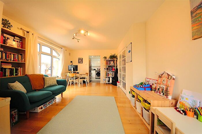 2 Bedroom Flat To Rent In Market Place, East Finchley, N2