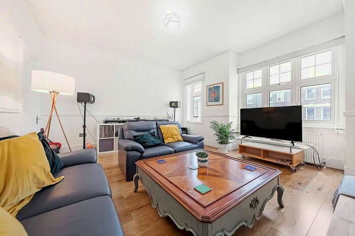 3 Bedroom Flat To Rent In Queenstown Road, Battersea Park, London, SW8