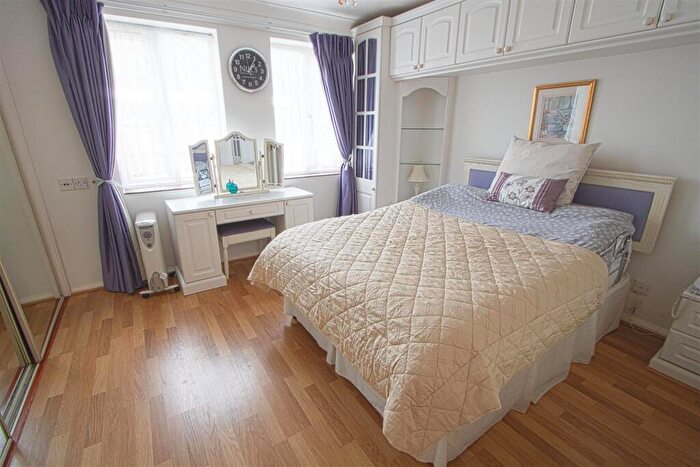 1 Bedroom Apartment For Sale In Albion Court, Sun Street, Billericay, CM12