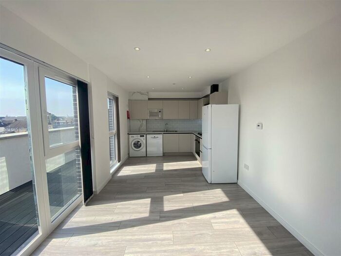 2 Bedroom Flat To Rent In High Road, Chadwell Heath, Romford, RM6
