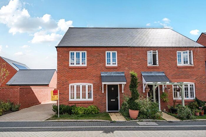 3 Bedroom Semi-Detached House To Rent In Lewes Close, Bicester, OX26