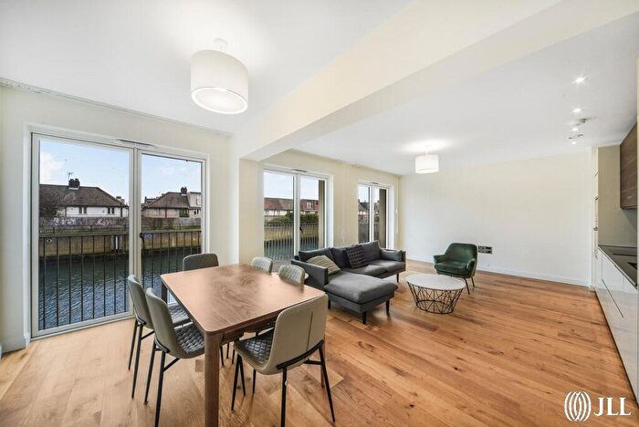 3 Bedroom Flat To Rent In Copper Works Wharf Sugar House Island, E15