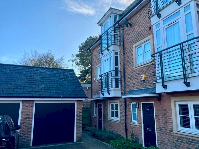 4 Bedroom Terraced House To Rent In Caberfeigh Close, Redhill, RH1