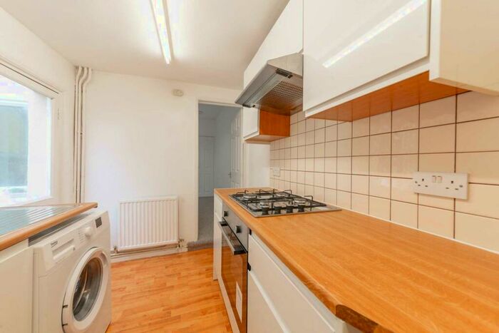 1 Bedroom Flat To Rent In Bed Ground Floor Flat With Some Bills- St Georges Road, RG30