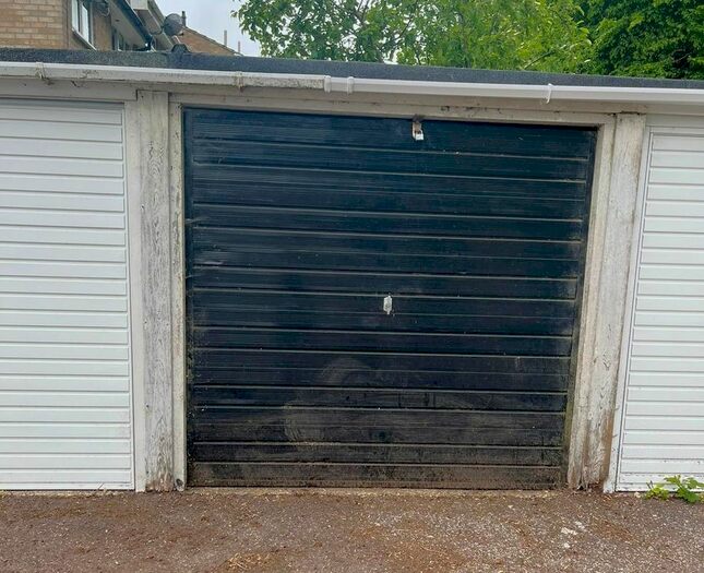 Garage / Parking To Rent In Honey Bee Glade, Rainham, Gillingham, ME8