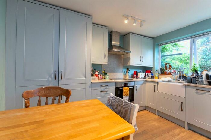 4 Bedroom Apartment To Rent In Chatham Street, SE17