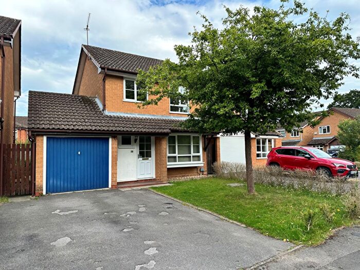 3 Bedroom Detached House To Rent In Merlin Way, Farnborough, GU14