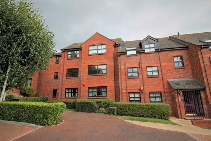 2 Bedroom Flat To Rent In Swan Court St Leonards, EX2