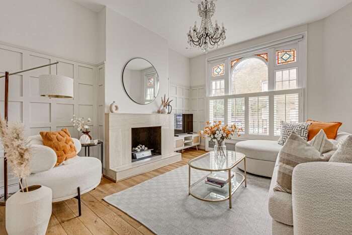 2 Bedroom Flat To Rent In Bovingdon Road, Sands End, SW6