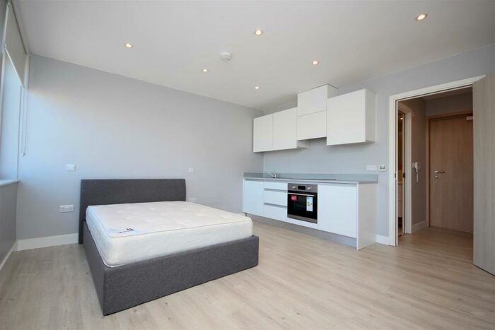 Flat To Rent In Neasden Lane, Neasden, NW10