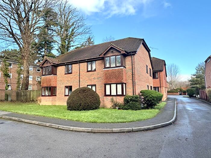 2 Bedroom Flat For Sale In Kingswood Court, Fleet, GU51
